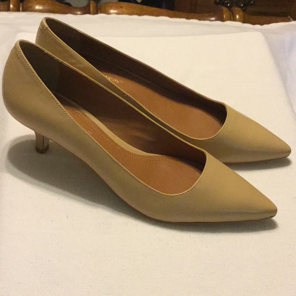 BCBG kitten heel classic shoe! 🌟